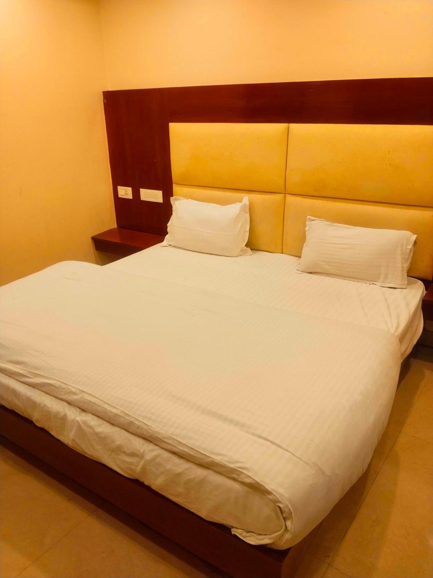 Hotel Aerocity Golden Close To New Delhi Airport Exterior foto